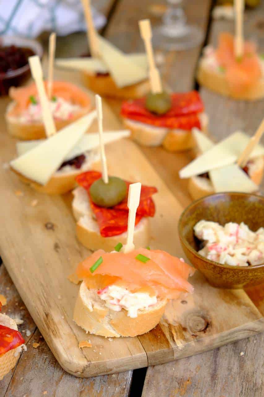 Pinchos recepten krabsalade met zalm op een prikker. In de blog tref je nog meer tapas recepten aan.