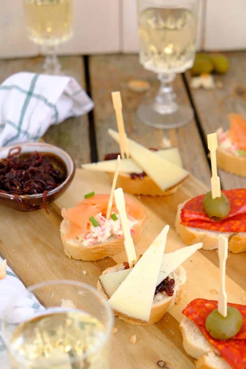 Pinchos recepten manchego met uienchutney op een prikker. In de blog tref je nog meer tapas recepten aan.