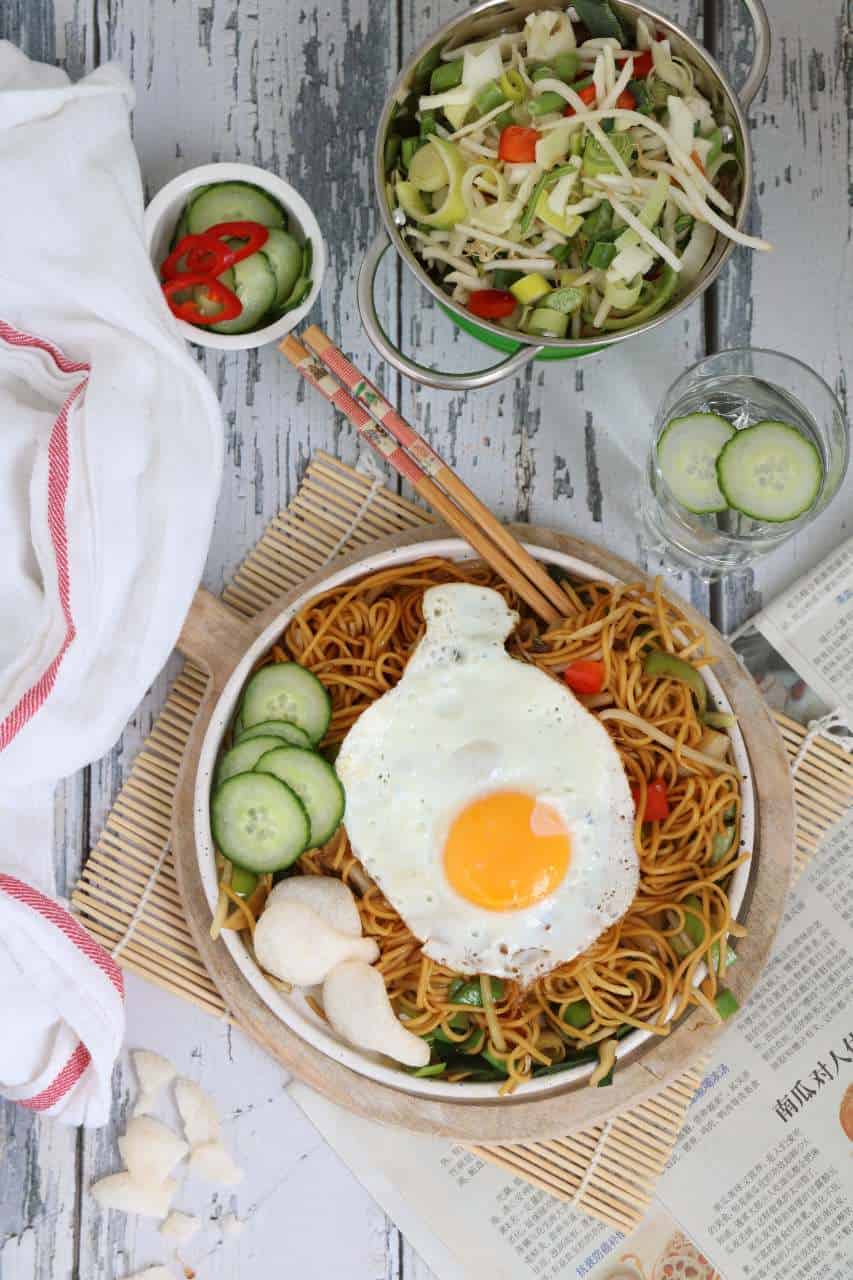 Snelle bami zonder vlees is een makkelijk hoofdgerecht boordevol groente en is dus lekker gezond. Het hele gezin smult van dit vegetarische avondeten. Klik op de foto voor het recept.