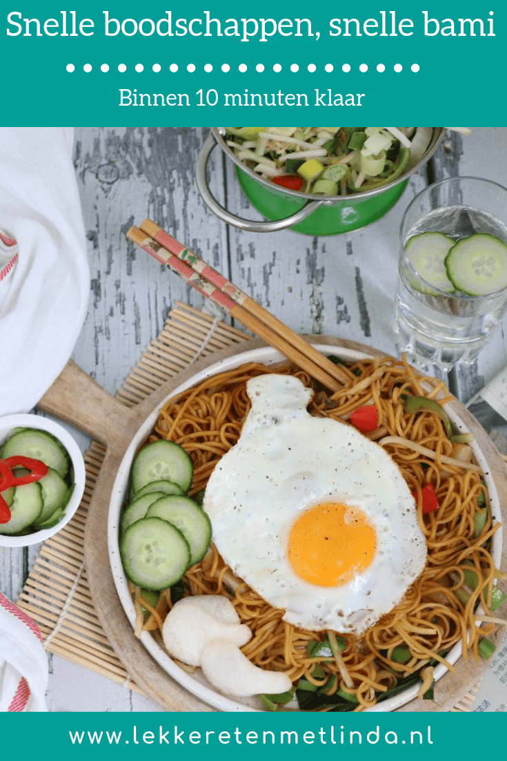 Snelle bami zonder vlees is een makkelijk hoofdgerecht boordevol groente en is dus lekker gezond. Het hele gezin smult van dit vegetarische avondeten. Klik op de foto voor het recept.