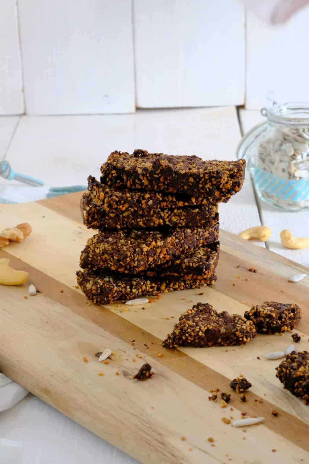 Gezonde repen maken met dadels, noten en zonnebloempitten.