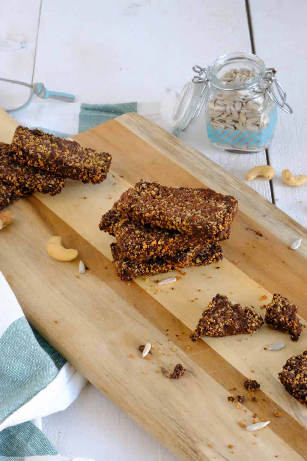 Gezonde repen maken met dadels, noten en zonnebloempitten.