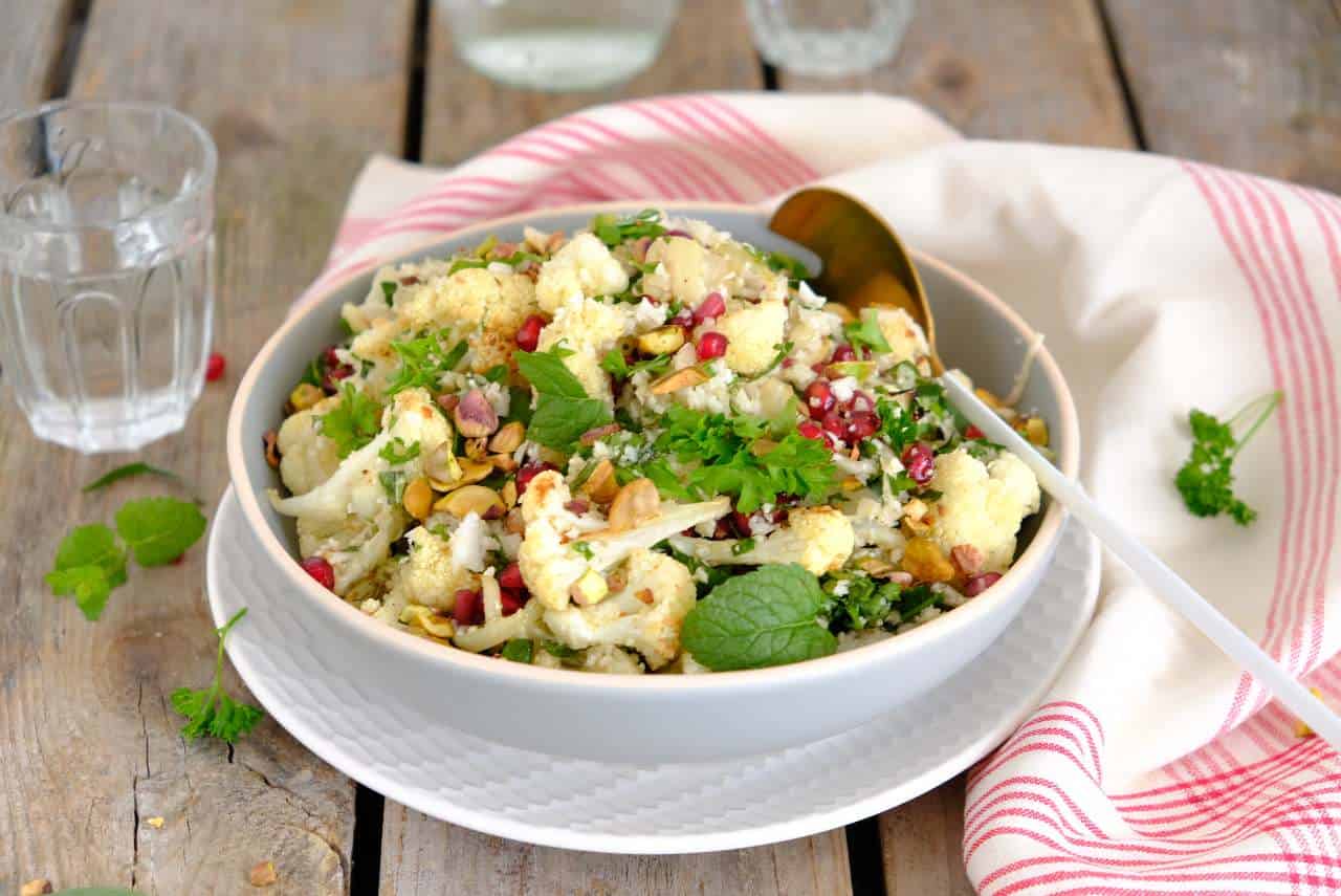Bloemkoolsalade met granaatappelpitten uit Simpel van Ottolenghi
