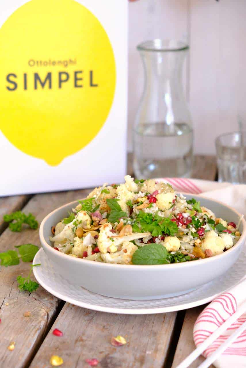 Bloemkoolsalade met granaatappelpitten uit Simpel van Ottolenghi 3a