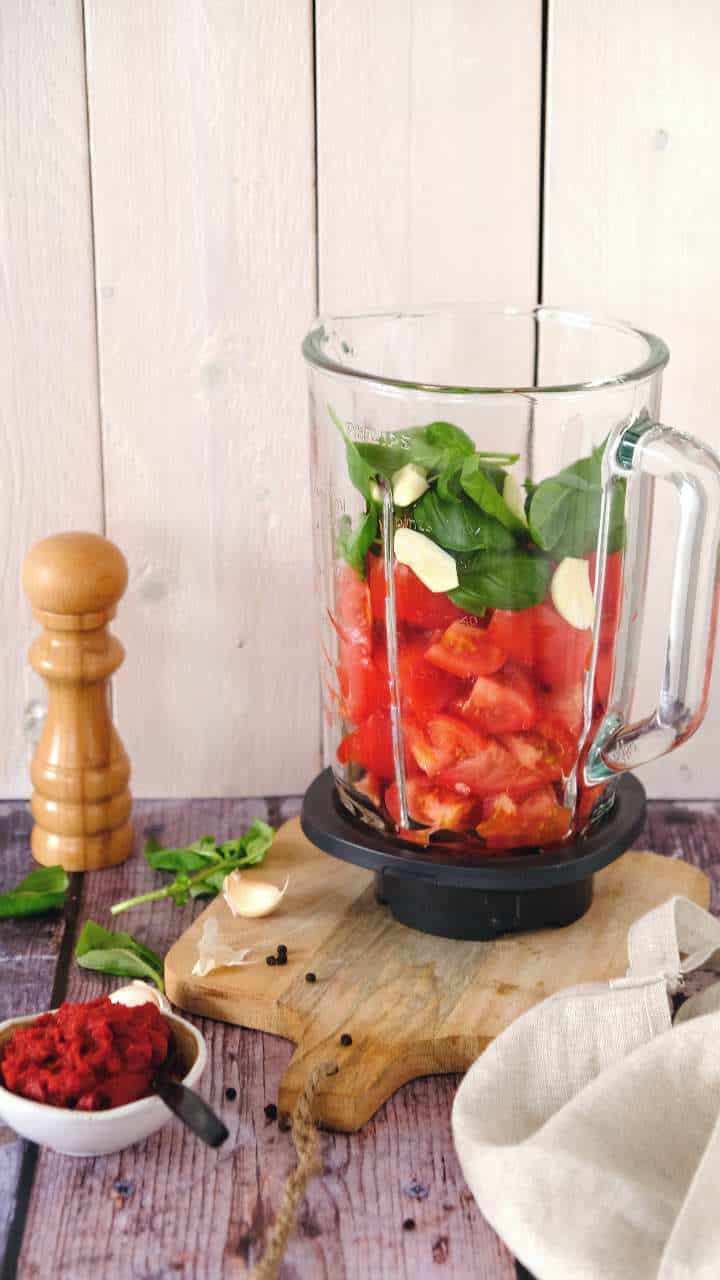 Snelle pastasaus uit de blender. Binnen 5 minuten is deze basis pastasaus klaar, gemaakt met verse ingrediënten. Kijk snel op de blog voor het recept.