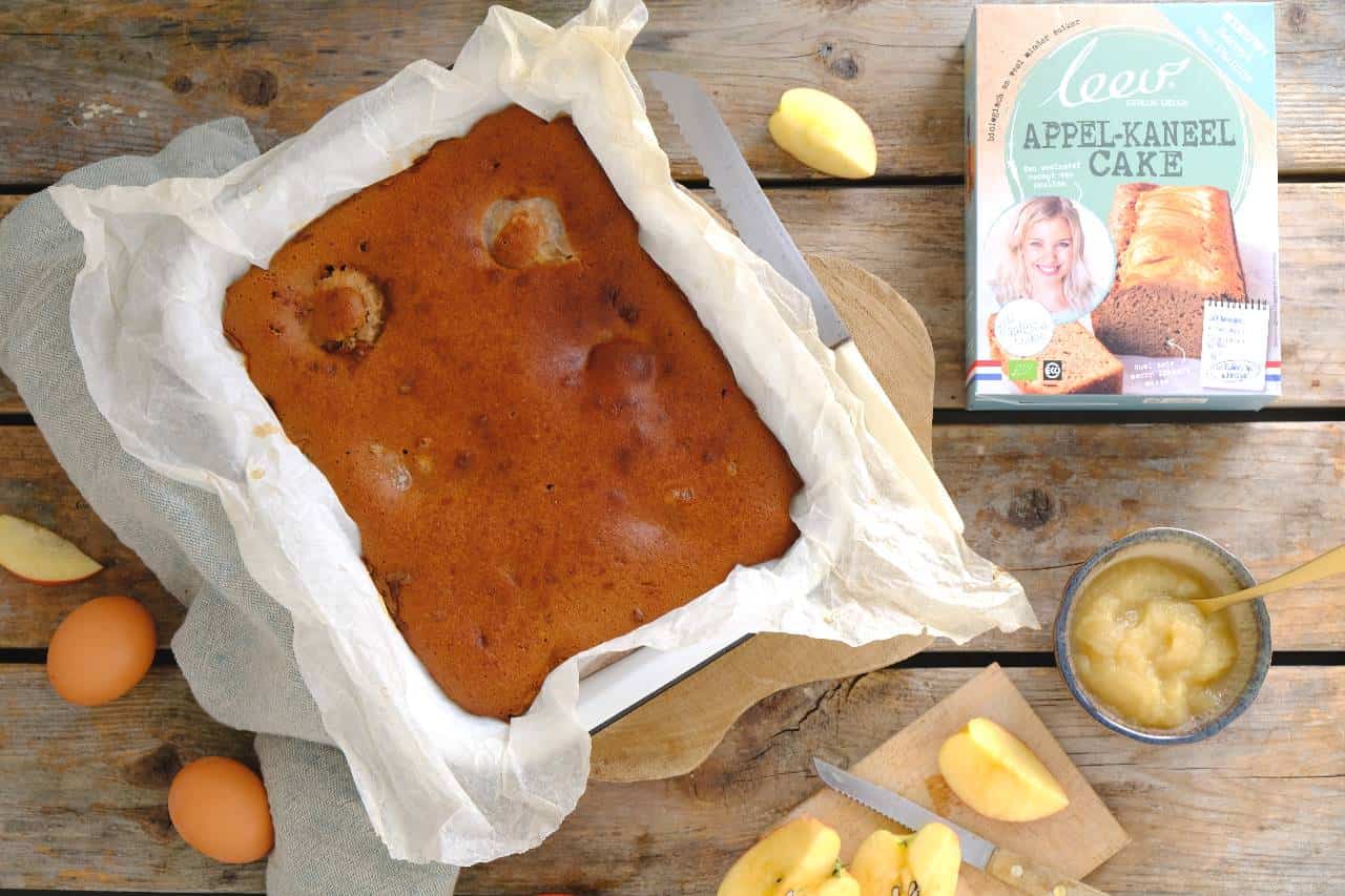 Appelcake met caramelsaus