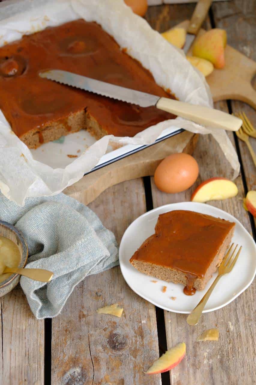 Appelcake met caramelsaus