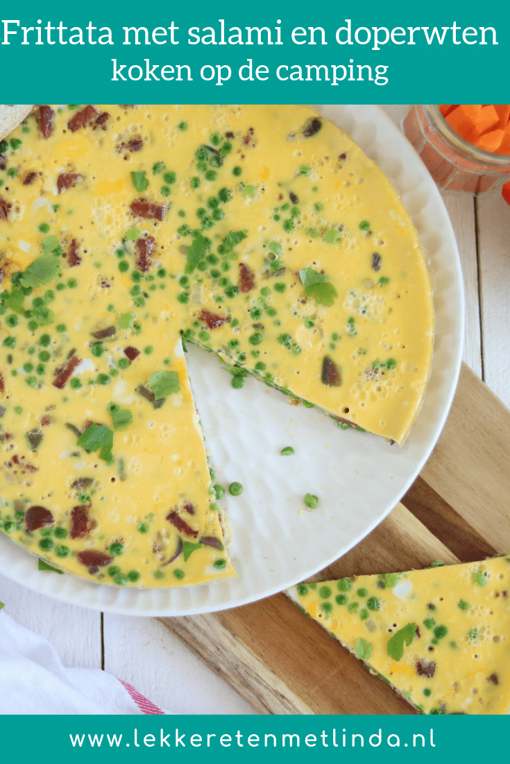Frittata met salami, ui en doperwten. Een makkelijke maaltijd voor op vakantie of de camping. Serveer met stokbrood en een salade.