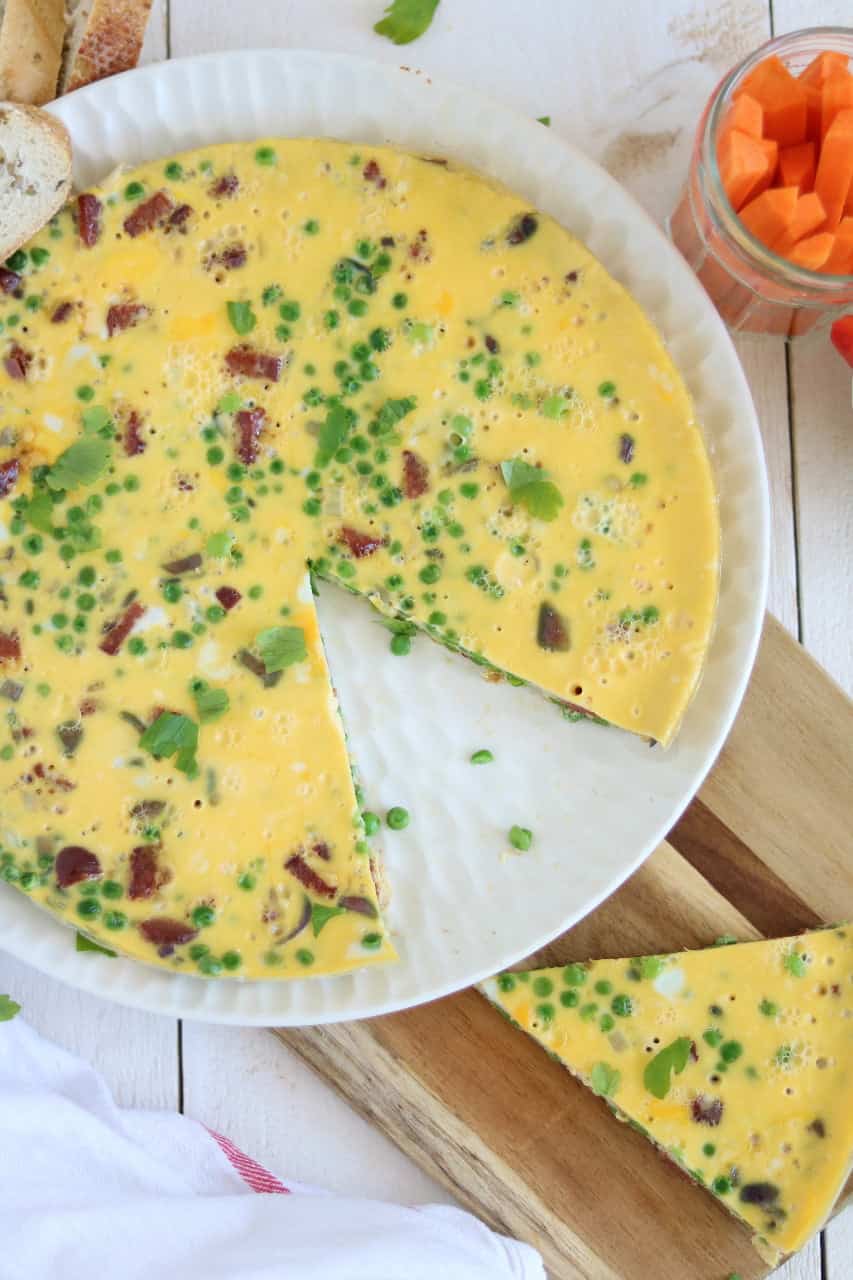 Frittata met salami, ui en doperwten. Een makkelijke maaltijd voor op vakantie of de camping. Serveer met stokbrood en een salade.