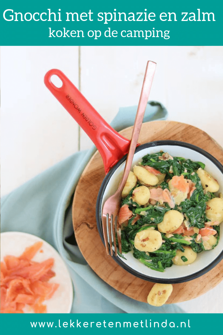 Koken op de camping met gebakken gnocchi met spinazie en zalm. Een makkelijk eenpans gerecht uit de skottelbraai met Italiaanse ingrediënten.