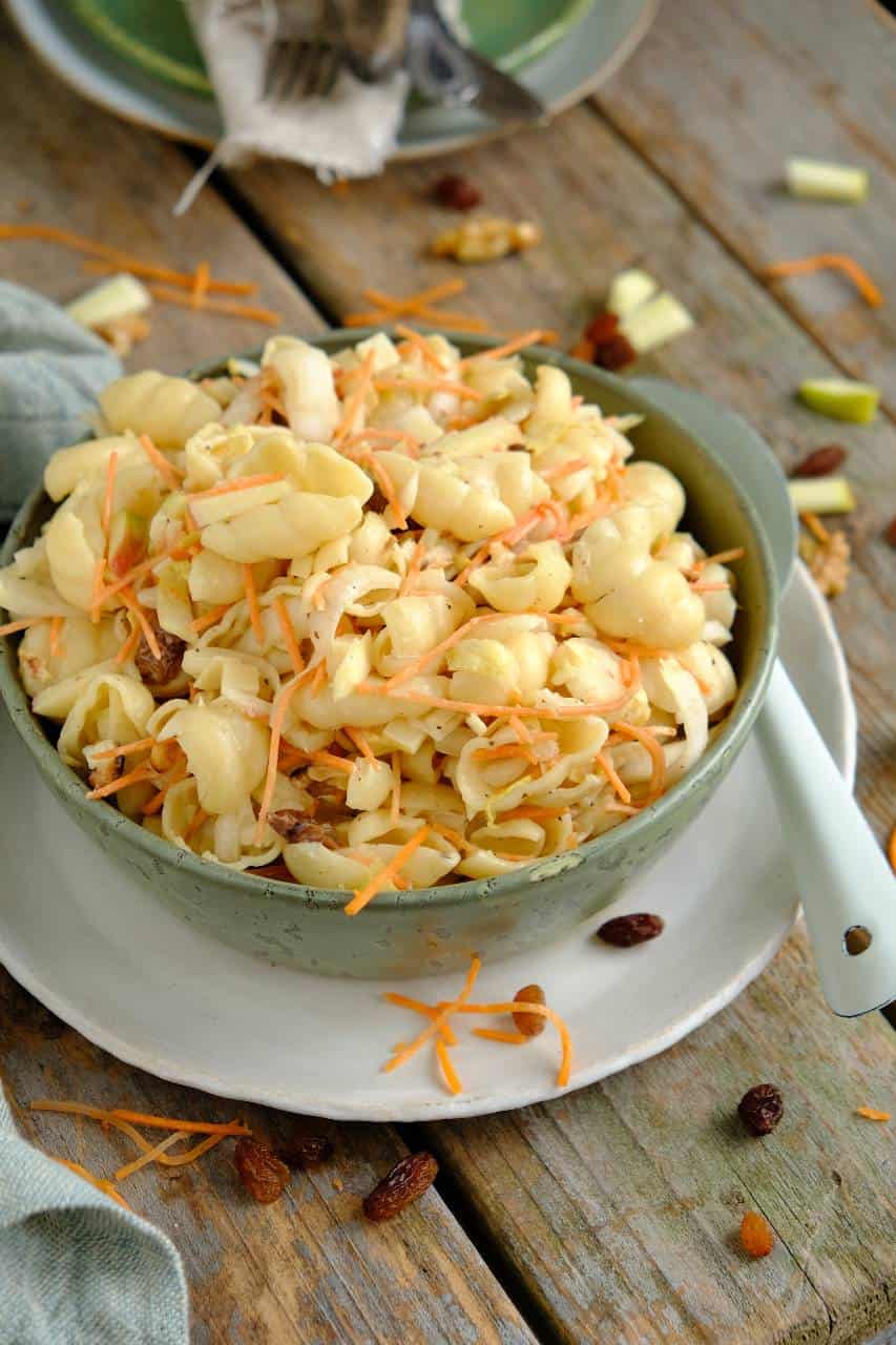 Witlofsalade met pasta is een goed vullende maaltijdsalade met rauwe witlof, wortel, kaas, rozijnen en appel met een frisse yoghurt dressing.