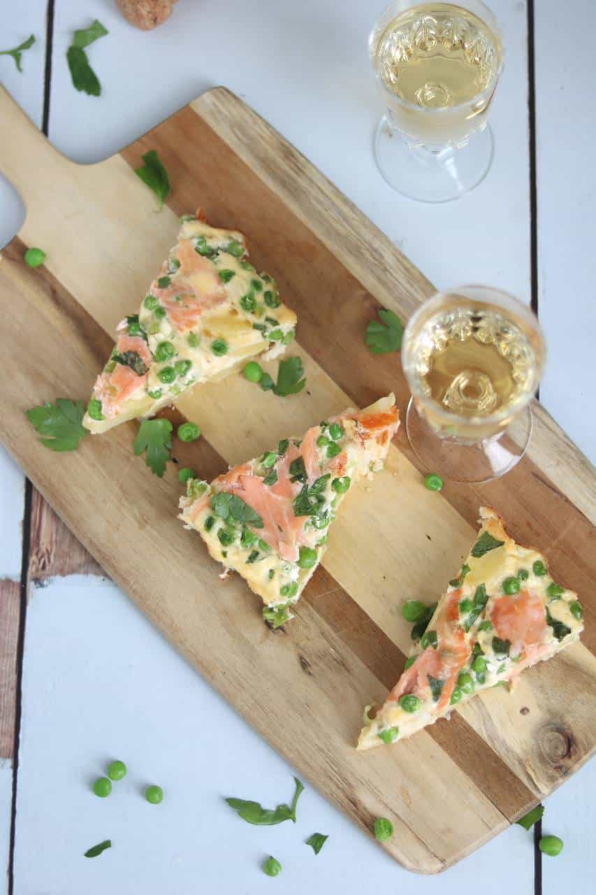 Frittata met aardappel en gerookte zalm is een lekker borrelhapje voor bij een feestje of verjaardag. De frittata maak je in zijn geheel in de oven.