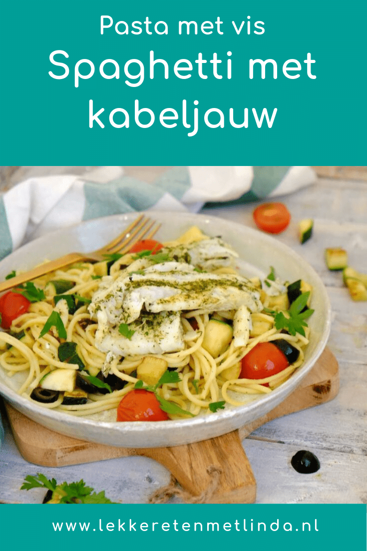 Spaghetti met kabeljauw is een makkelijk vis recept voor doordeweeks. Lekker met courgette, cherry tomaatjes en olijven.