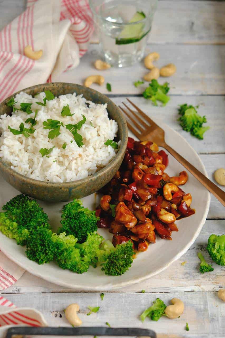 Kip cashew met broccoli is een Wereldgerecht dat je makkelijk zelf maakt en binnen 30 minuten op tafel staat. Het gerecht is smaakvol en boordevol groente.