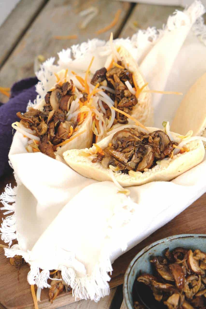 Een pita pulled champignon is de plantaardige versie van het bekende broodje pulled pork of pulled chicken. Super smakelijk en je mist het vlees niet.