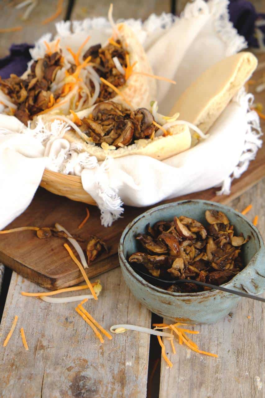 Een pita pulled champignon is de plantaardige versie van het bekende broodje pulled pork of pulled chicken. Super smakelijk en je mist het vlees niet.
