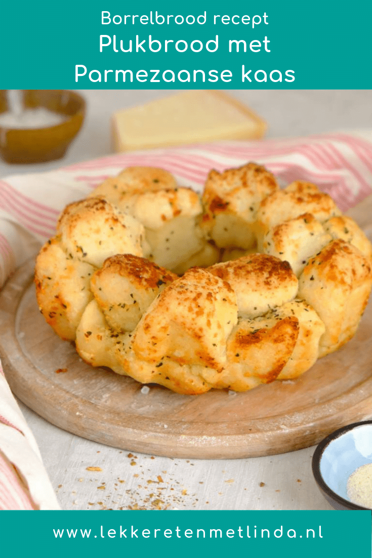 Zelf plukbrood maken met deeg voor witte bolletjes. Kijk snel hoe je dit borrelbrood met kaas maakt.