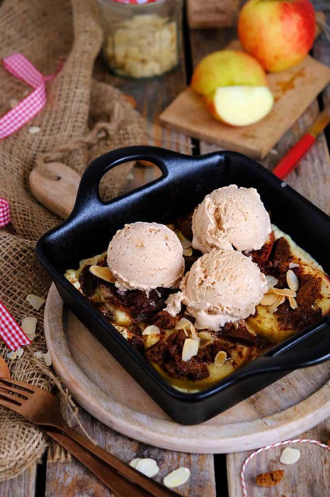 Crumble van kruidnoten met warme appel en ricotta uit de oven
