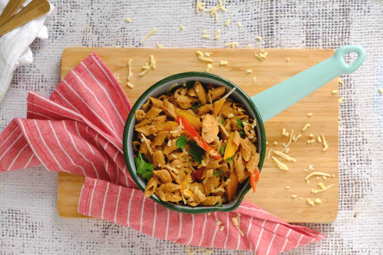 Kip fajitas pasta. Een eenpansgerecht met pasta, kip en paprika