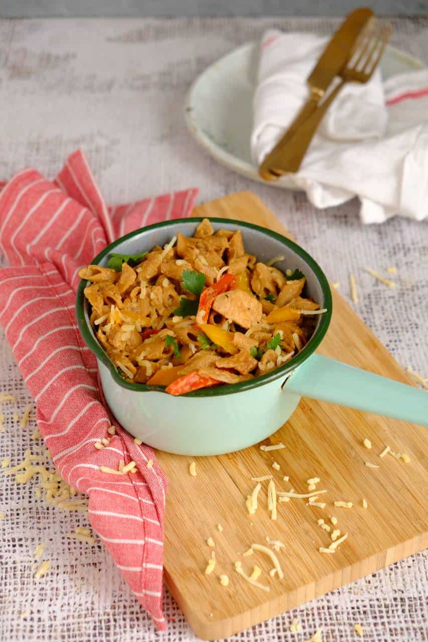 Kip fajitas pasta is een eenpansgerecht met pasta, kip en groente met een Mexicaanse twist.