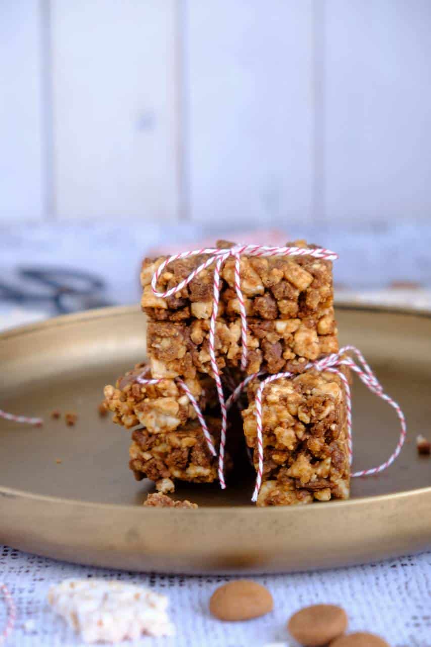 Pindakaas kruidnoten repen, wie lust dit nu niet? Vervang de kruidnoten door speculaas als je er zin in hebt, na Sinterklaas.