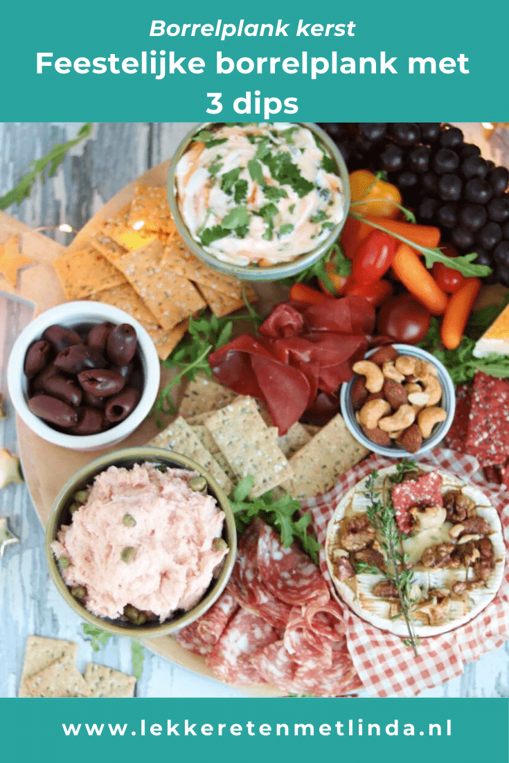 Feestelijke borrelplank met 3 dips. In dit artikel lees je hoe je deze hapjes maakt en ook hoe je een borrelplank kunt samenstellen. Maak deze borrelplank voor een verjaardag, kerst of bij een feestje.