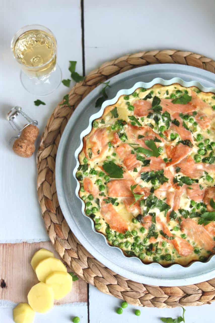 Frittata met aardappel en gerookte zalm is een lekker borrelhapje voor bij een feestje of verjaardag. De frittata maak je in zijn geheel in de oven.
