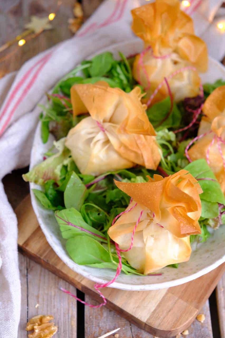 Geitenkaas pakketjes met filodeeg is een feestelijk voorgerecht voor kerst of een diner. Het filodeeg pakket bevat een verrassend ingrediënt: lemon curd.