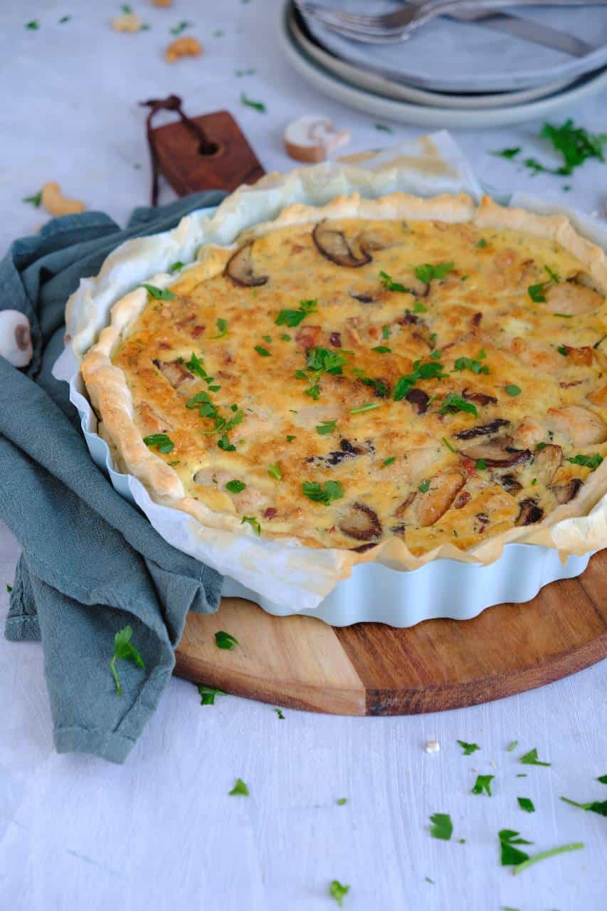 Een hartige taart met kip en Boursin, champignons, spekjes, pesto en cashewnoten. Deze quiche lust iedereen en ideaal voor een etentje.