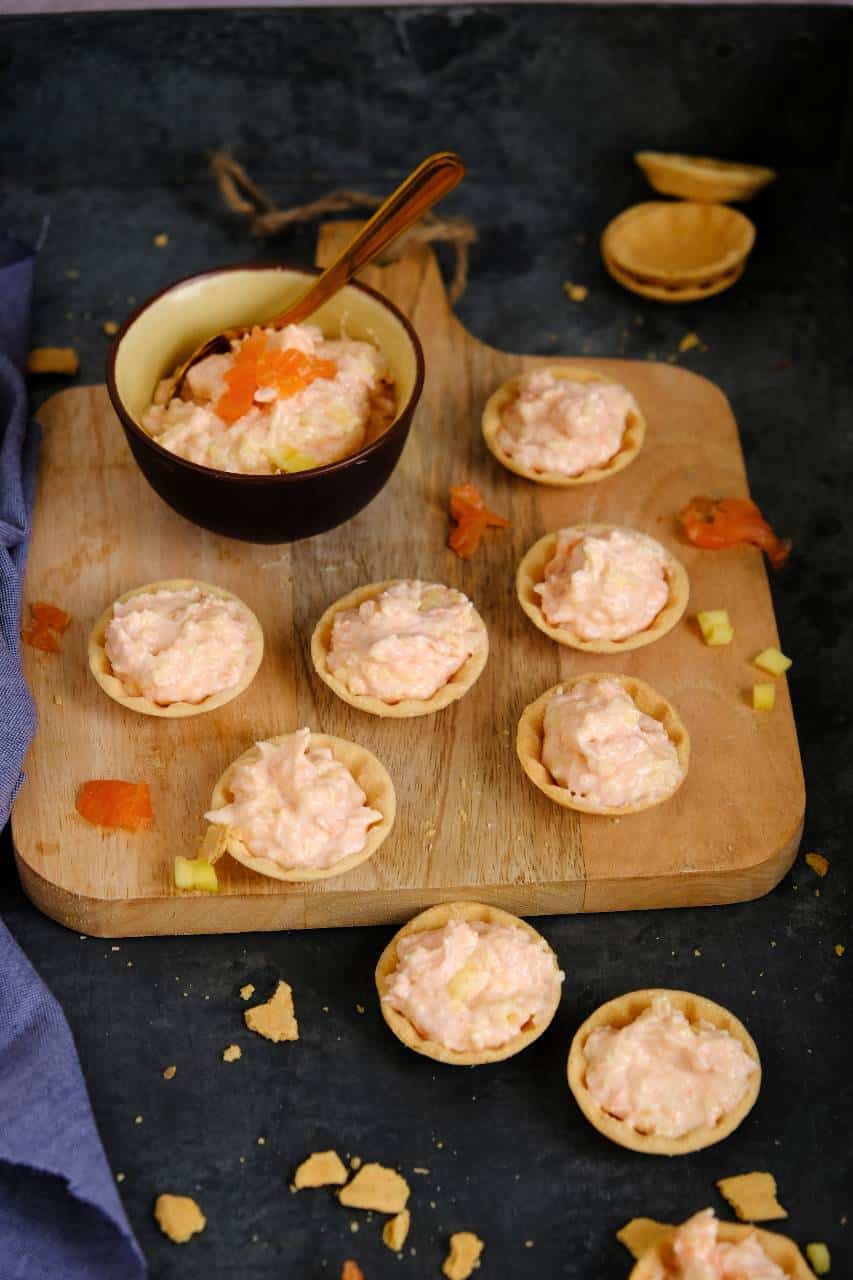 De gerookte zalm mango dip is een makkelijk koud hapje voor bij de borrel, oud en nieuw of een verjaardag. 