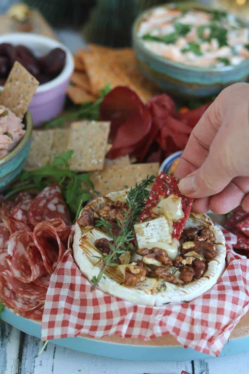 Feestelijke borrelplan met 3 dips die elk binnen 5 minuten op tafel staan