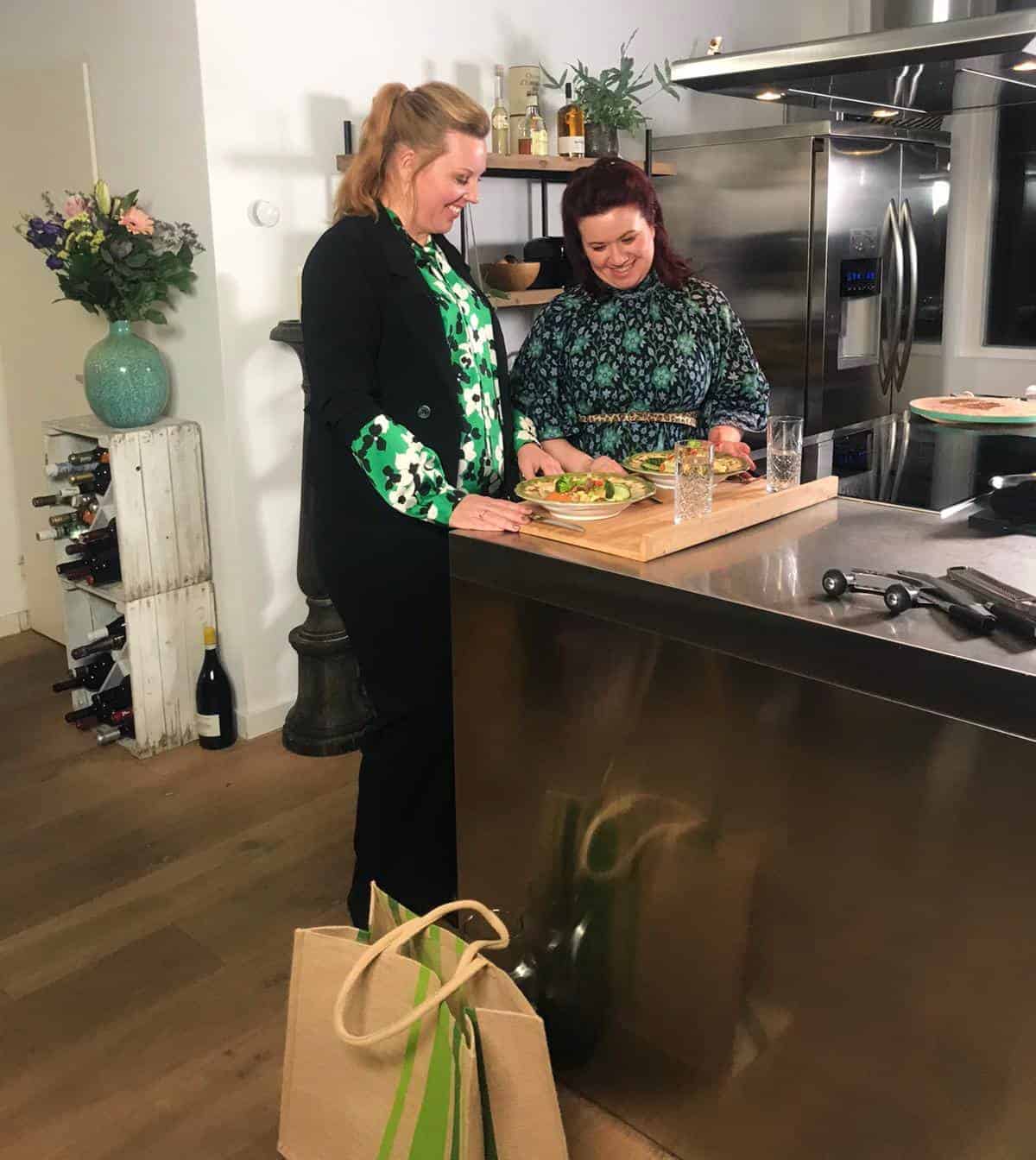 10 tips tegen voedselverspilling en bespaar geld, zoals koken met kliekjes en een goede koelkast indeling. Lees de blog voor alle tips om minder voedsel te verspillen #duurzaamheid