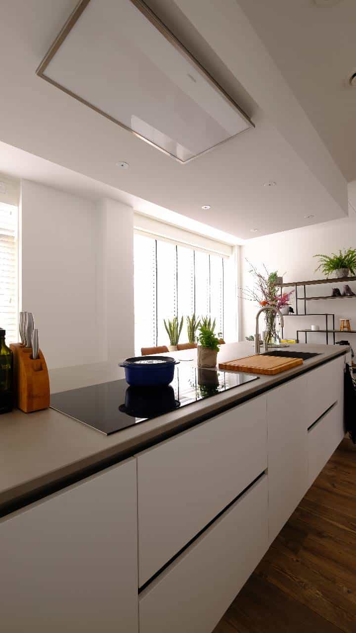 Keuken van Lekker eten met Linda. Op zoek naar keuken inspiratie? Kijk mee naar mijn keuken interieur van kookeiland tot apparaten tot raamdecoratie. De witte jalozieeen met zwarte band geven een stoer karakter aan de keuken #interieur #styling #scandinavisch #venetacom