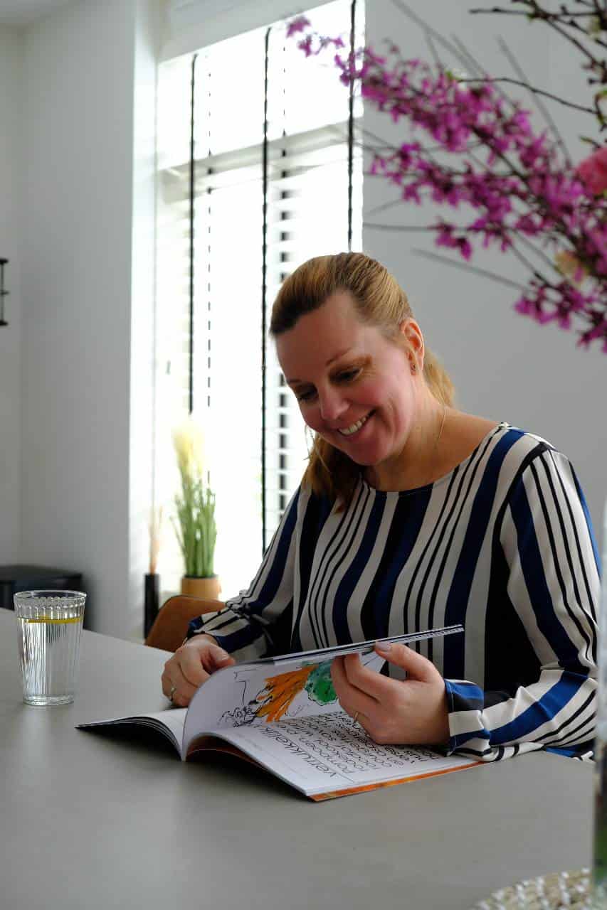 Keuken van Lekker eten met Linda. Op zoek naar keuken inspiratie? Kijk mee naar mijn keuken interieur van kookeiland tot apparaten tot raamdecoratie. #interieur #styling #scandinavisch
