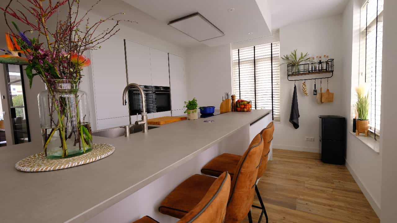 Keuken van Lekker eten met Linda. Op zoek naar keuken inspiratie? Kijk mee naar mijn keuken interieur van kookeiland tot apparaten tot raamdecoratie. #interieur #styling #scandinavisch