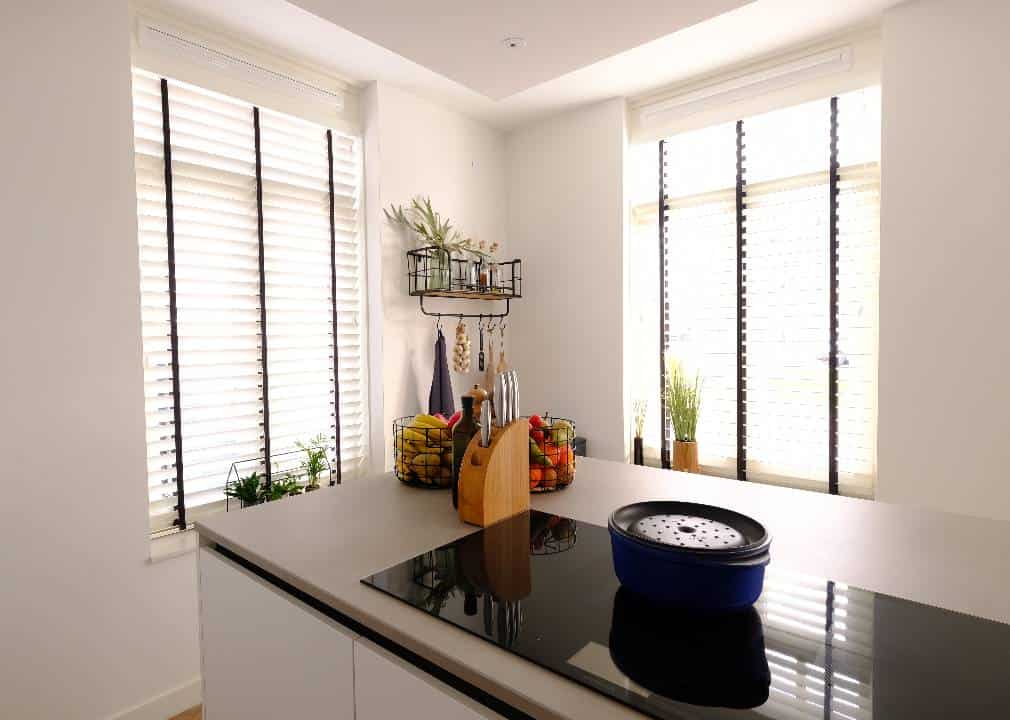 Keuken van Lekker eten met Linda. Op zoek naar keuken inspiratie? Kijk mee naar mijn keuken interieur van kookeiland tot apparaten tot raamdecoratie. #interieur #styling #scandinavisch