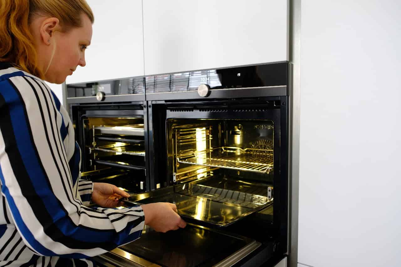 Keuken van Lekker eten met Linda. Op zoek naar keuken inspiratie? Kijk mee naar mijn keuken interieur van kookeiland tot apparaten tot raamdecoratie. #stoomoven #oven #interieur #styling #scandinavisch