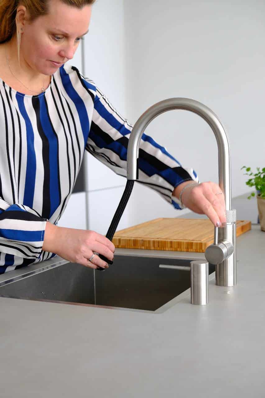 Keuken van Lekker eten met Linda. Op zoek naar keuken inspiratie? Kijk mee naar mijn keuken interieur van kookeiland tot apparaten tot raamdecoratie. Een keuken zonder Quooker kan ik mij niet meer voorstellen #interieur #styling #scandinavisch #quooker #quookerflex