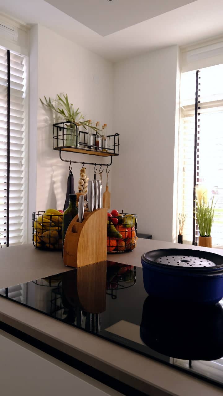 Keuken van Lekker eten met Linda. Op zoek naar keuken inspiratie? Kijk mee naar mijn keuken interieur van kookeiland tot apparaten tot raamdecoratie. #interieur #styling #scandinavisch