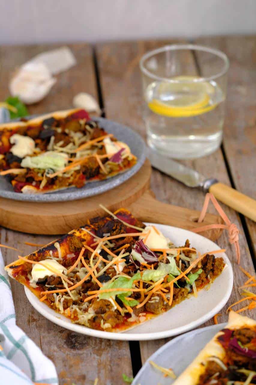 Turkse plaattaart met pulled oats. Een lekker vegetarisch gerecht voor het avondeten of lekker als borrelhap of hapjes bij een feestje. #pulledoats #plaattaart