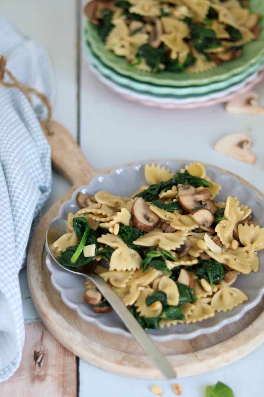 Vegetarische pasta met spinazie en champignons. Dit vegetarische pasta recept staat snel op tafel. Klik snel op de foto om te zien hoe je dit makkelijke vegetarische hoofdgerecht met champigons en pasta maakt. Ook kinderen genieten van deze pasta. #vegetarisch #weekzondervlees #hoofdgerechten