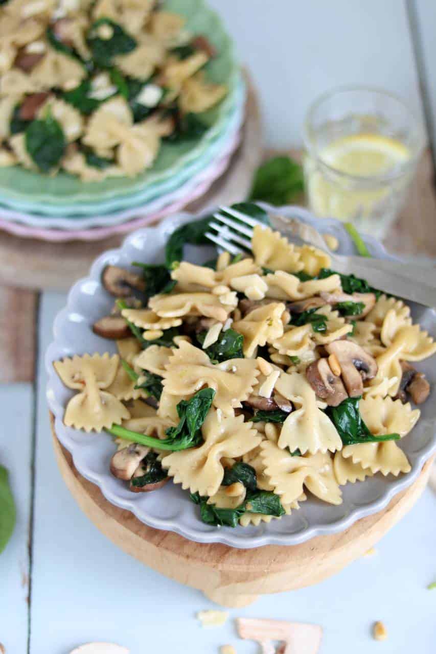 Vegetarische pasta met spinazie en champignons. Dit vegetarische pasta recept staat snel op tafel. Klik snel op de foto om te zien hoe je dit makkelijke vegetarische hoofdgerecht met champigons en pasta maakt. Ook kinderen genieten van deze pasta. #vegetarisch #weekzondervlees #hoofdgerechten