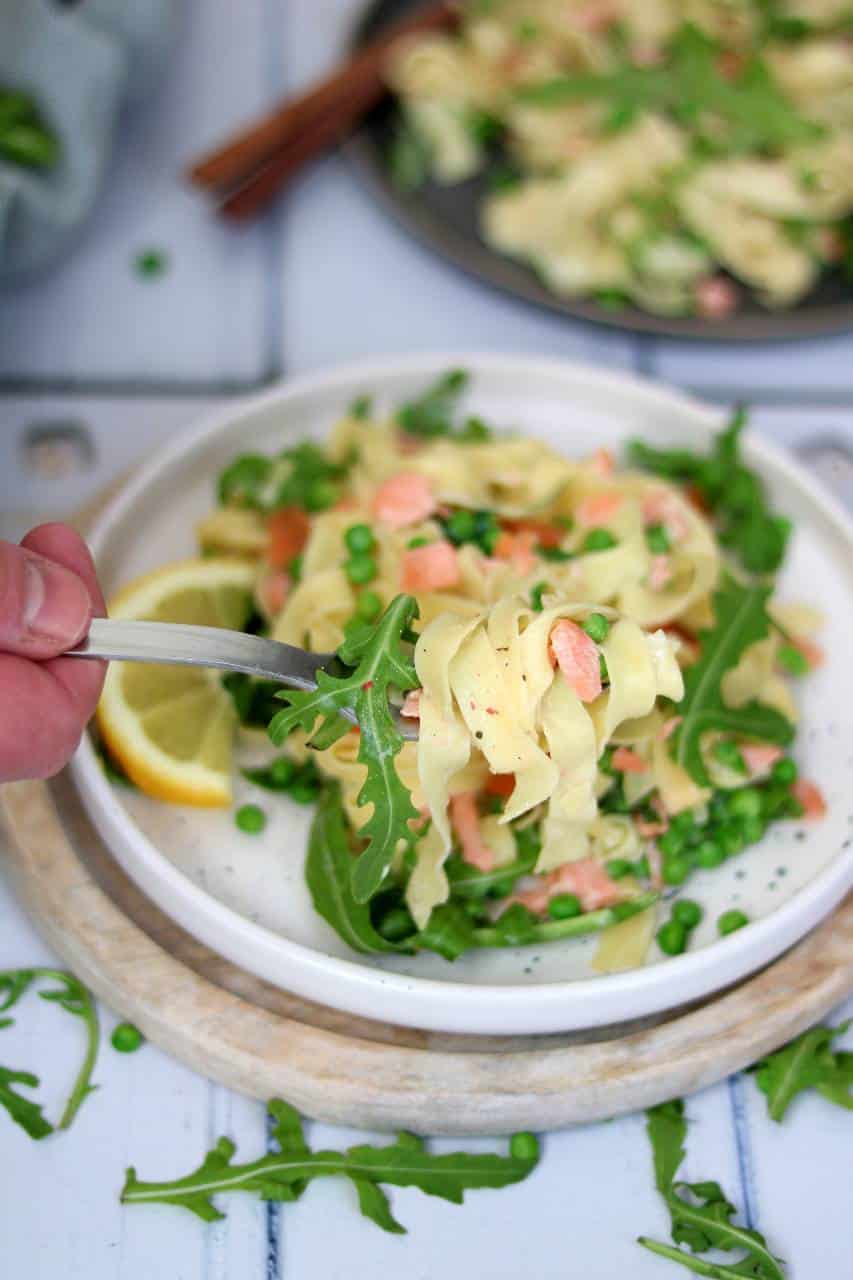 Tagliatelle met romige saus van zalm en doperwten. Een heerlijk fris gerecht dat past bij het voorjaar.