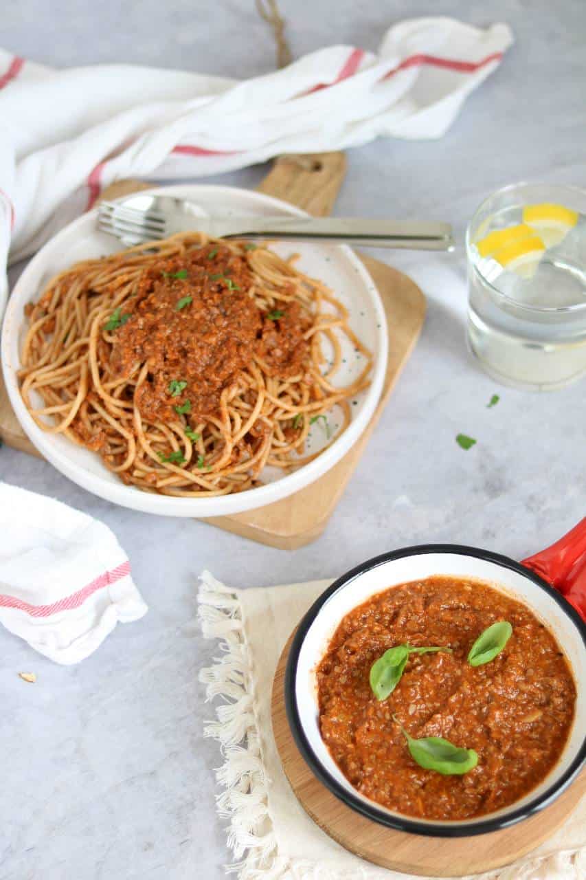 Vegetarische bolognese pasta. Deze vega pasta saus is makkelijk te maken en smaakt verrukkelijk. Alle groente worden gemalen in de blender. De champignons en walnoten zorgen voor smaak en textuur aan de vegetarische bolognese saus. Je mist het vlees niet. 