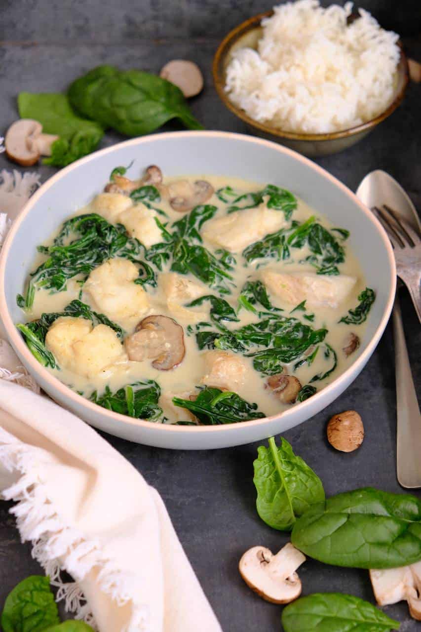 Een thaise groene viscurry recept met spinazie en champignons. De kabeljauw gaart in de romige kokosmelk met currypasta. Het resultaat is een heerlijke milde curry, geschikt voor het hele gezin. Klik snel op de foto voor het recept. #gezin #vis #makkelijkemaaltijd