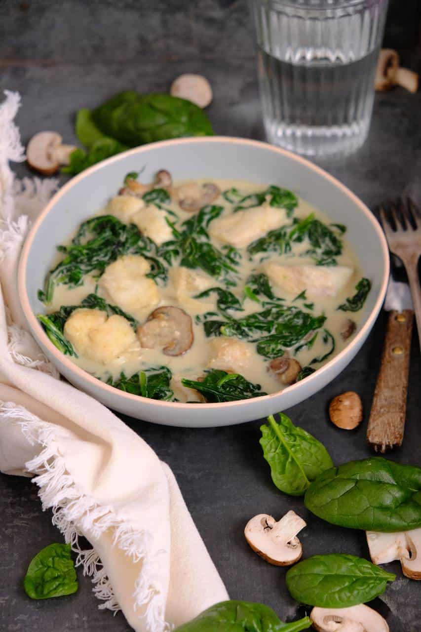 Een viscurry recept met kabeljauw. Deze Thaise viscurry met spinazie staat binnen no-time op tafel. De currysaus is lekker romig door de kokosmelk waar de vis in gaart. Klik snel op de foto voor het recept. #vis #viscurry #aziatisch