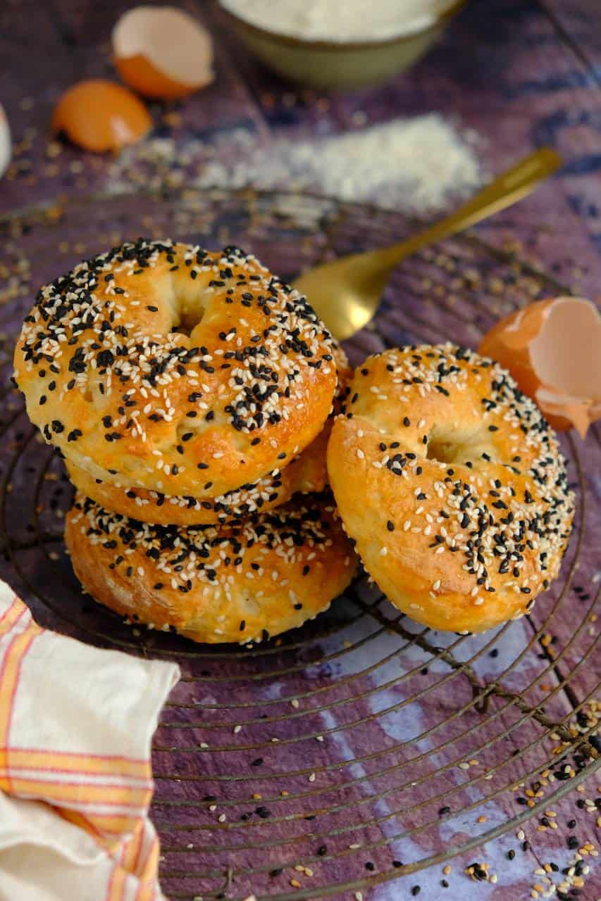 Een heerlijk basis recept voor zelf bagels maken. Met 5 ingrediënten zet je de bagels op tafel. Het maken van de broodjes is makkelijk en succes verzekerd.
