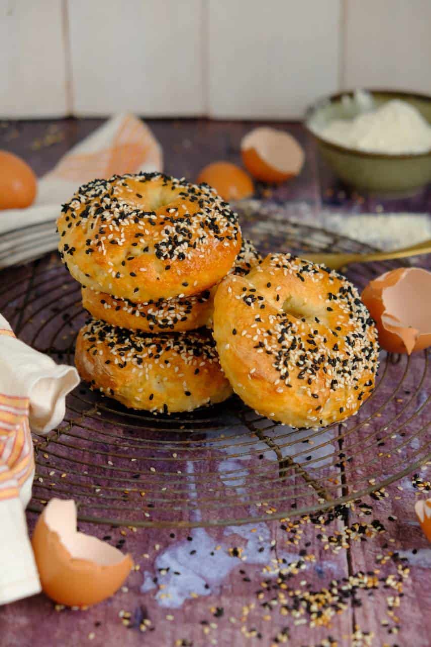 Zelf bagels maken kun je makkelijk zelf doen met dit basis recept voor bagels. Met slechts 5 ingrediënten, zonder gist, zonder rijzen en het gebruik van kokend water. Dit recept kan iedereen maken. 