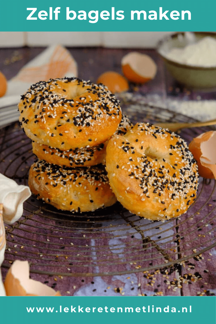 Zelf bagels maken is makkelijk en gezond. Voor dit basis recept van bagels heb je slechts 5 ingrediënten nodig. Beleg de bagels naar keuze met avocado, kip, zalm of ei. 