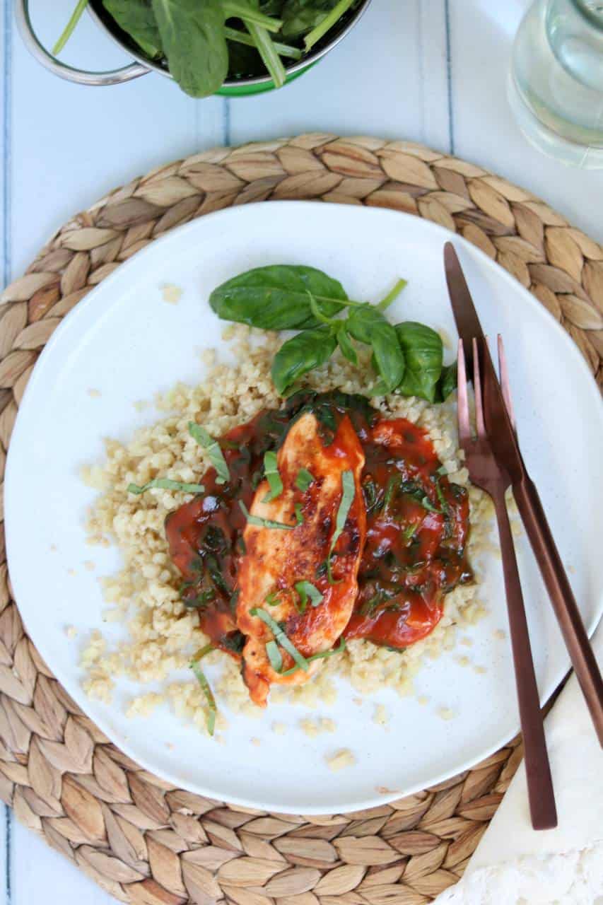 Bloemkoolrijst recept met kip en tomatensaus. Een makkelijk recept boordevol groente en lekker gezond. #koolhydraatarm #bloemkoolrijst